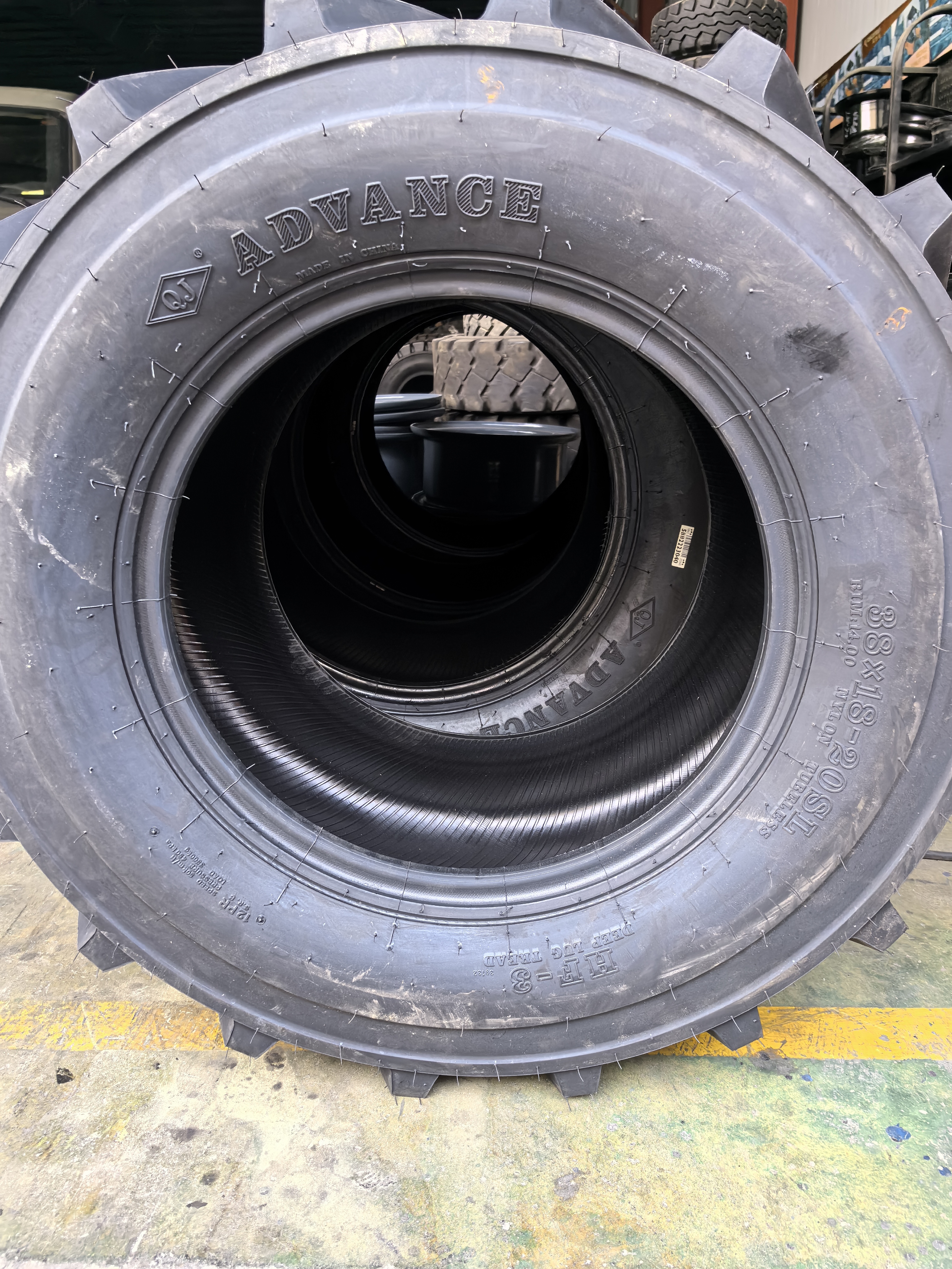 Hợp tác với Dubai Client cho Lốp xe Turf Advaning HF-3 38 × 18-20